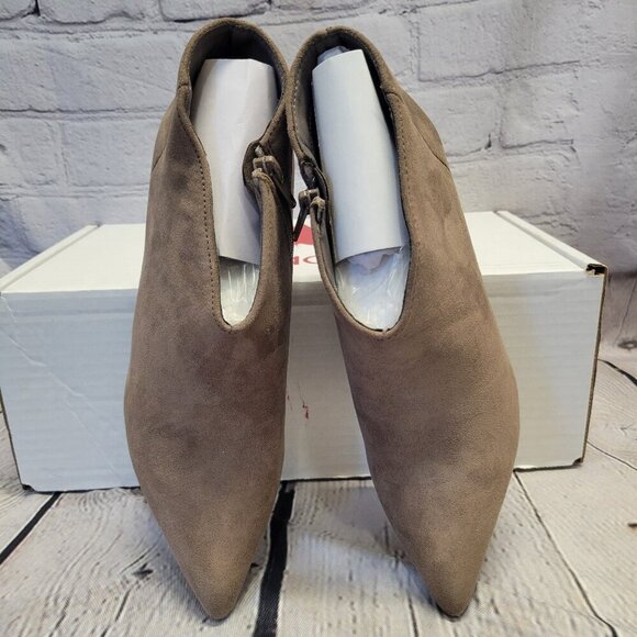 Journee Collection Women's Demmi Pointed Toe Shooties - Picture 2 of 8